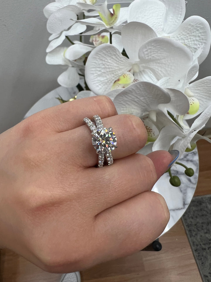 Round Cut Engagement Ring With Double Band