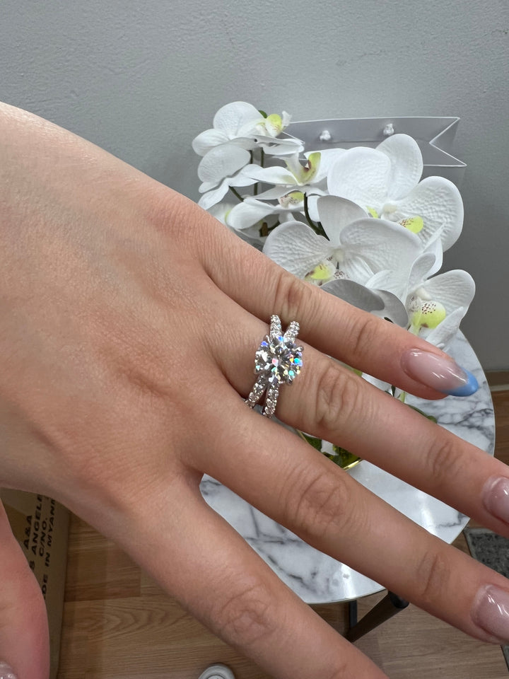 Round Cut Engagement Ring With Double Band