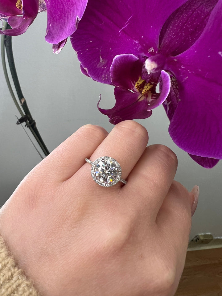 Round Cut Halo Engagement Ring