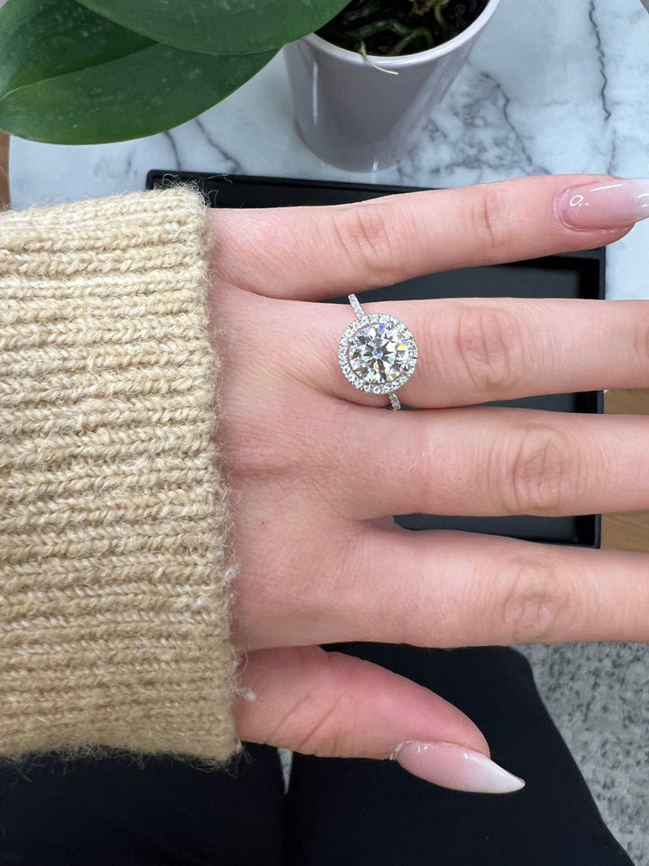 Round Cut Halo Engagement Ring