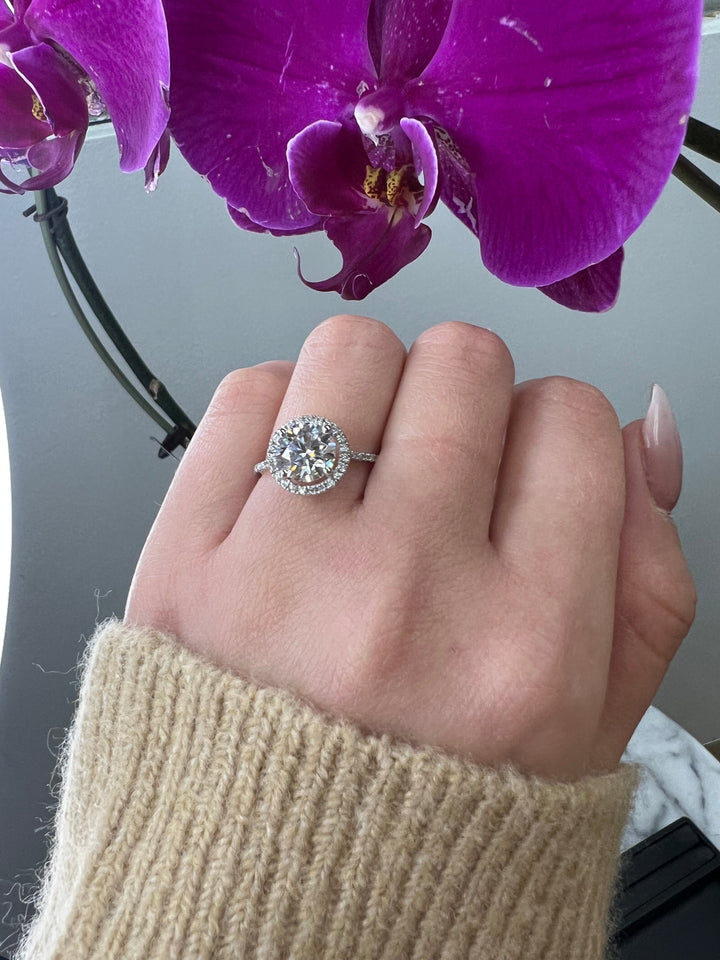 Round Cut Halo Engagement Ring