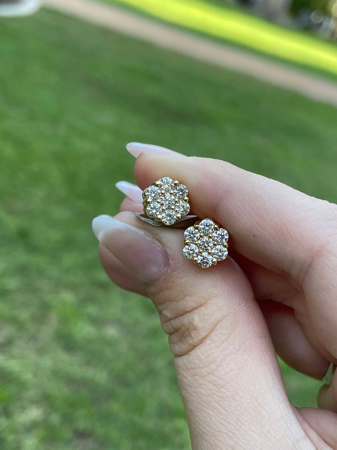 Round Cut Flower Studs